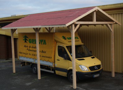 Un beau carport camping-car en bois avec un toit double pente